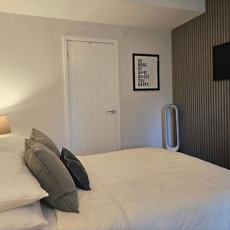 Stylish, Business Traveller Friendly Apartment, With Free Parking And Netflix ฟาร์นโบโรห์ ภายนอก รูปภาพ
