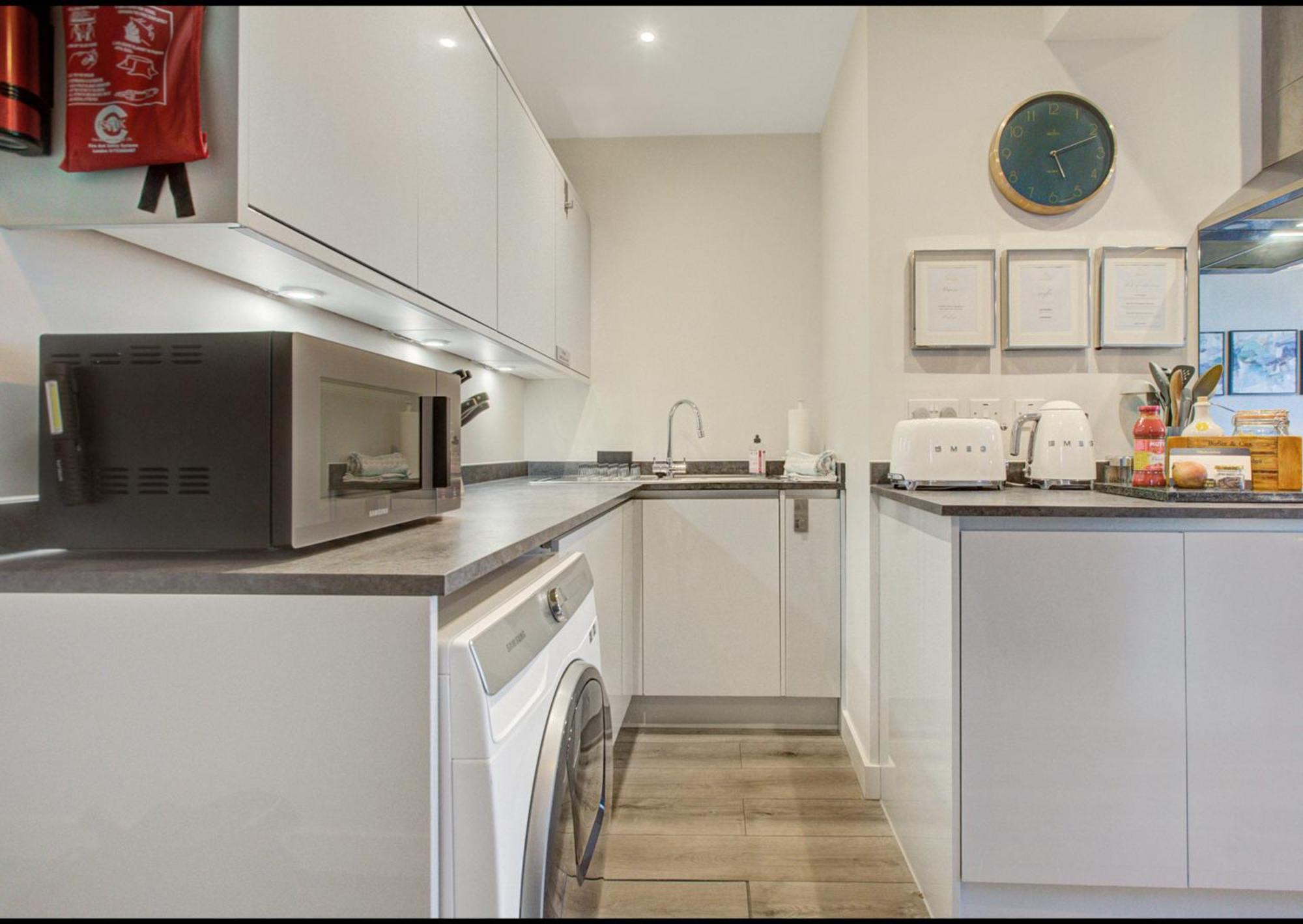 Stylish, Business Traveller Friendly Apartment, With Free Parking And Netflix ฟาร์นโบโรห์ ภายนอก รูปภาพ