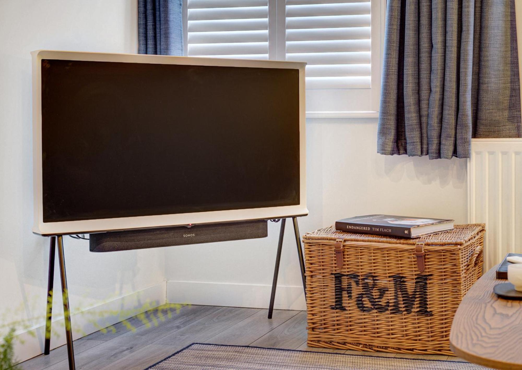 Stylish, Business Traveller Friendly Apartment, With Free Parking And Netflix ฟาร์นโบโรห์ ภายนอก รูปภาพ