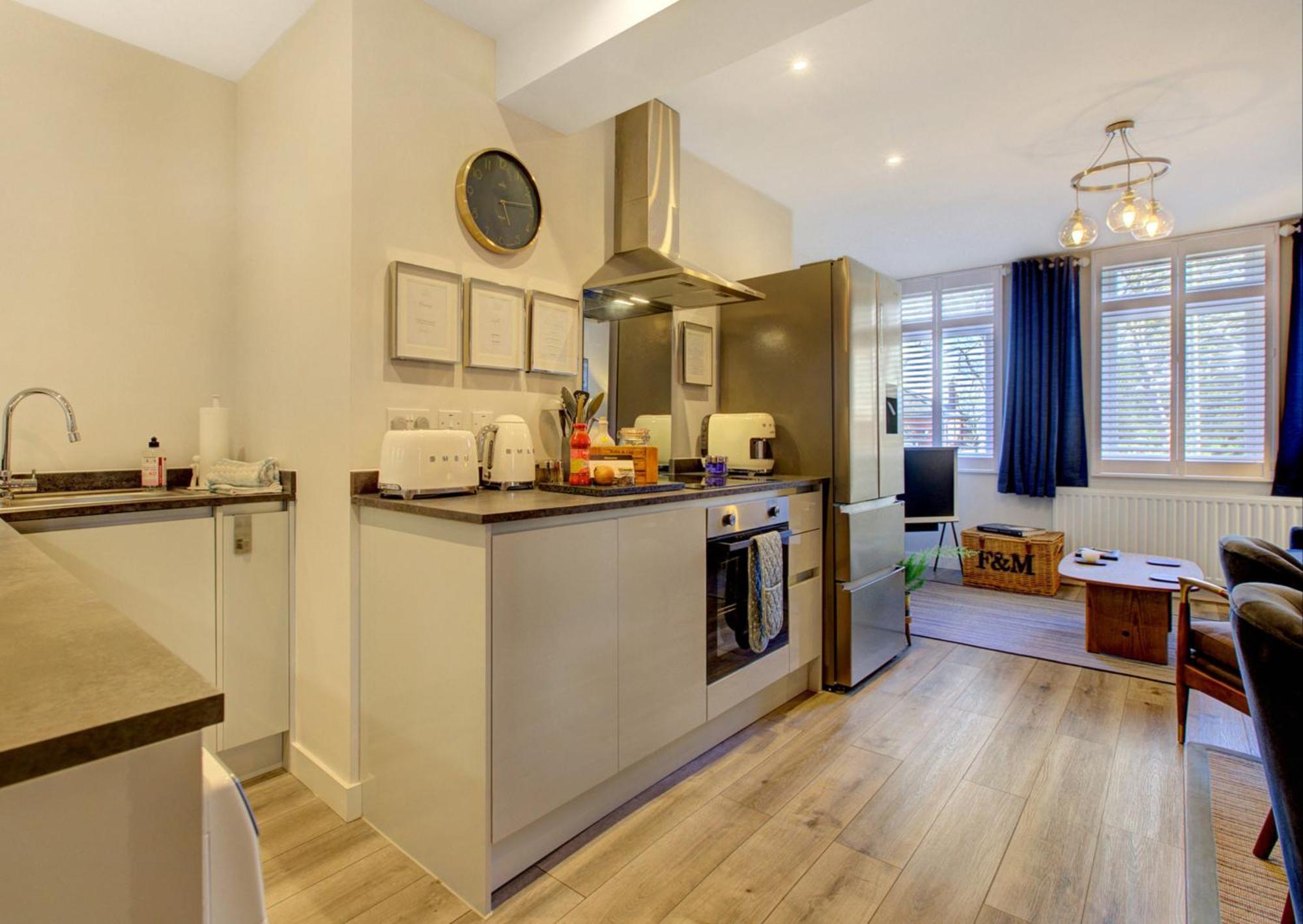 Stylish, Business Traveller Friendly Apartment, With Free Parking And Netflix ฟาร์นโบโรห์ ภายนอก รูปภาพ